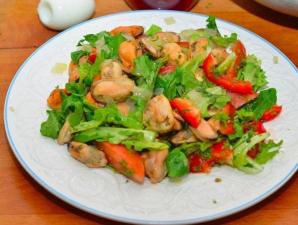 Рецепты салатов с мидиями и креветками Теплый салат с мидиями и креветками рецепт